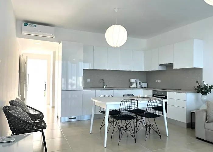 Stunning Apartment By The Sea
